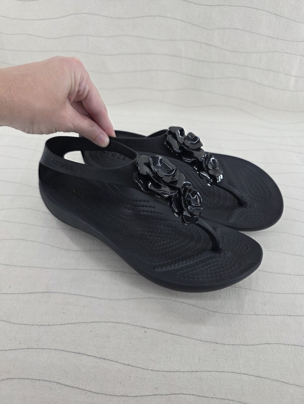 Crocs Womens Serena Sexi Flower Embellish Black T-Strap Sandals Shoes Size 7